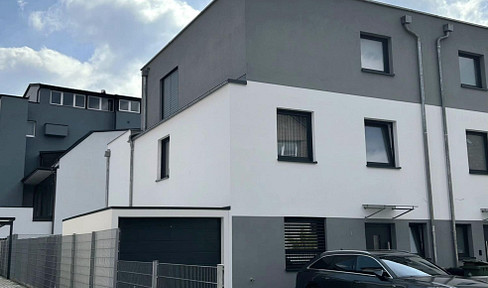 Spacious, energy-efficient detached house with a flat roof, meeting KfW 40+ standards, located in Röthenbach an der Pegnitz.