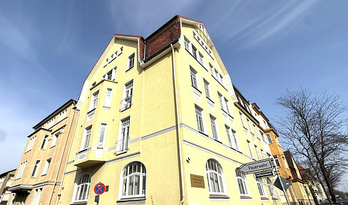 Old building in the eastern part of the city, with elevator, fitted kitchen, and bathroom with natural light.