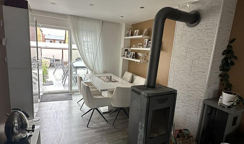 Attraktive Maisonettewohnung mit großer Terrasse und Einbauküche zu vermieten