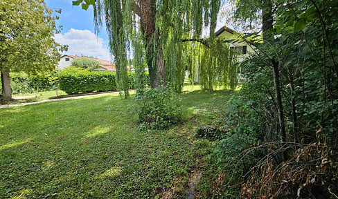 Charming, spacious plot of land with an idyllic garden and attractive building potential, located in a desirable area.