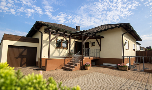 von Privat! Einfamilienhaus mit Einliegerwohnung in ruhiger Lage