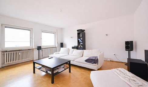 Opportunity for discerning buyers: Affordable 3-room apartment with potential for rental income growth and the possibility of attic conversion.