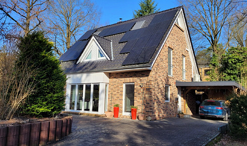 Detached house, centrally located and surrounded by greenery.