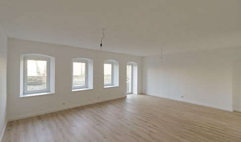 Newly renovated commercial unit with a large garden area | No commission fees.