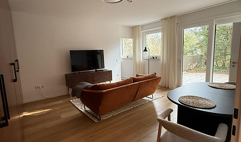 Quiet ground-floor apartment with a garden terrace and a swimming pool in the building.