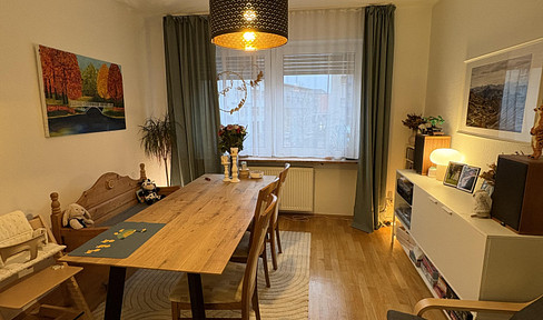 Schöne Vierzimmer-Altbauwohnung mit Balkon in Innenstadtnähe