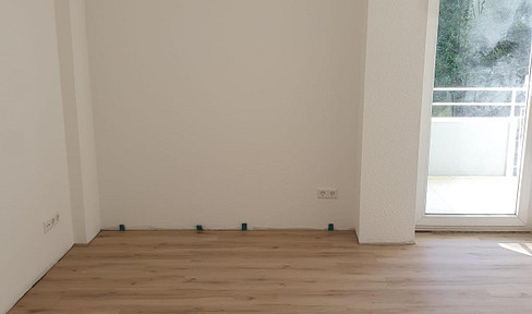 Große 3-Zimmer-Wohnung mit Balkon, Einbauküche und Stellplatz