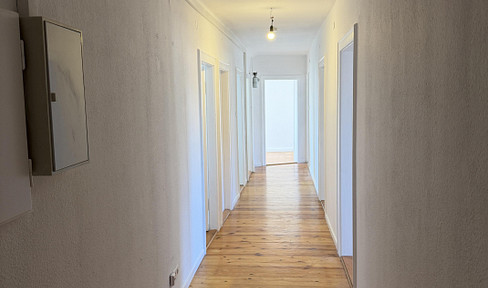 Frisch renovierte 4-Zimmer-Wohnung mit Balkon und Einbauküche!