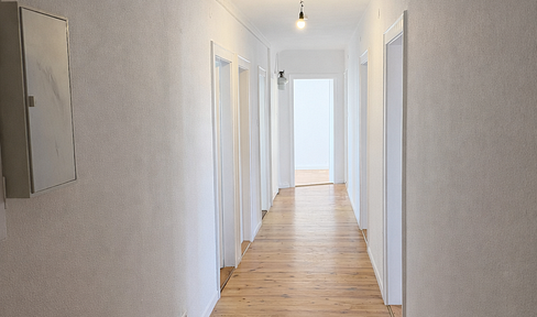 Frisch renovierte 4-Zimmer-Wohnung mit Balkon und Einbauküche!