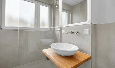 Charming 3-room apartment with a west-facing balcony - Completely renovated.