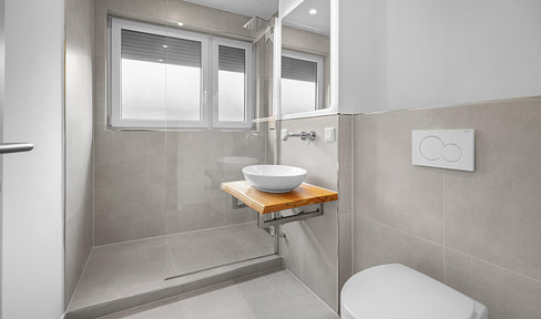 First occupancy after renovation – West-facing balcony – 3 rooms – Includes a "wow" factor.