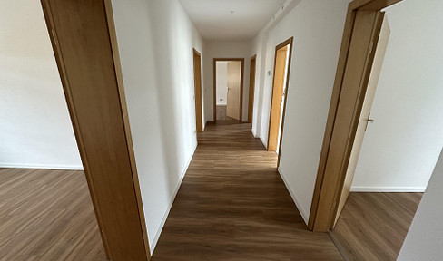 First occupancy near the city center: 4-room apartment including a new kitchen.