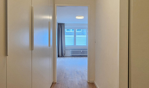 Newly renovated, comfortable apartment in a central location, featuring a fitted kitchen, wardrobe, curtains, and more.