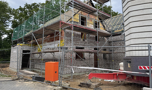 Modern living: Semi-detached house with 2 parking spaces in the new development area "Im Pesch".