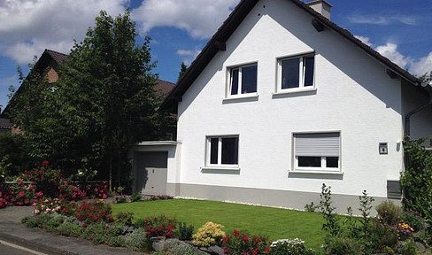 Large, detached single-family house in a prime location.