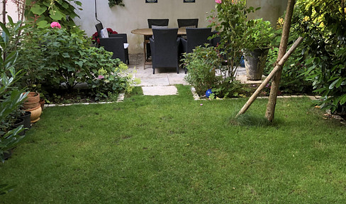 Completely renovated three-family house with a separate apartment in Stuttgart.