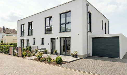 NEW CONSTRUCTION - First Occupancy: Detached House with Garage | Solar Panels + Heat Pump | 3 Bathrooms | 173 sqm | No commission | Excellent Location.