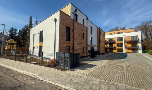 Spacious, bright 4-room apartment with 2 south/east-facing balconies, located near Karlsfelder See lake.