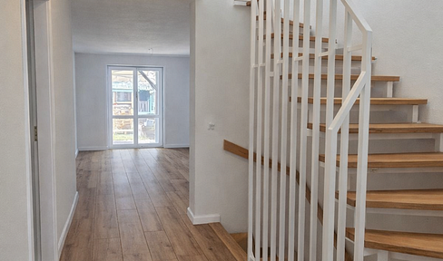 Renovated detached house with 187 square meters of living space, including a finished basement.