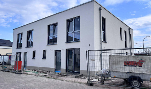 NEW CONSTRUCTION - First Occupancy: Detached House with Garage | Solar Panels + Heat Pump | 3 Bathrooms | 173 sqm | No Commission | Prime Location.