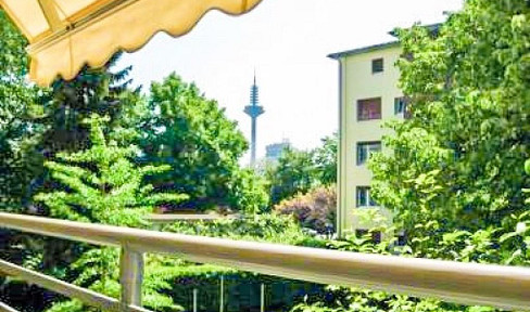 Spacious 3-room apartment with two balconies, available without commission fees and offering great potential.