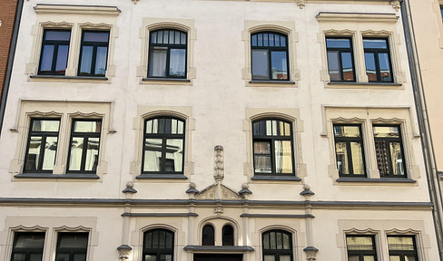 Bright 2-room apartment with a balcony overlooking greenery – quiet location in Leipzig-Leutzsch.