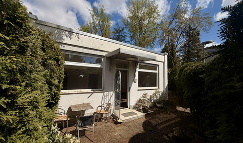 Bright house (bungalow) with 2 garages, 2 parking spaces, and a garden, located in a quiet, central area.