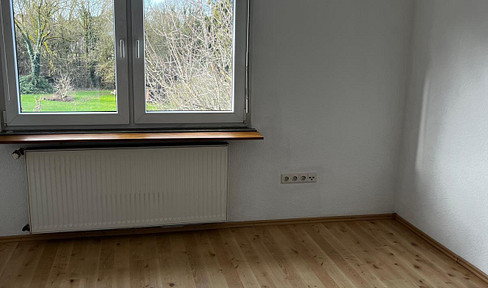 Spacious 2-room apartment with a view, available without any agency fees, in Bergisch-Neukirchen.