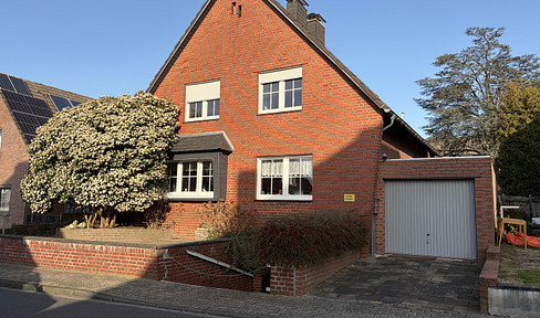 "Tranquil living from 1962: Detached house with potential to be converted into a multi-family dwelling."