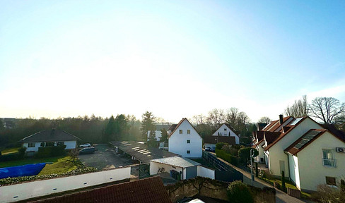 Centrally located 4-room apartment, including 2 garages!