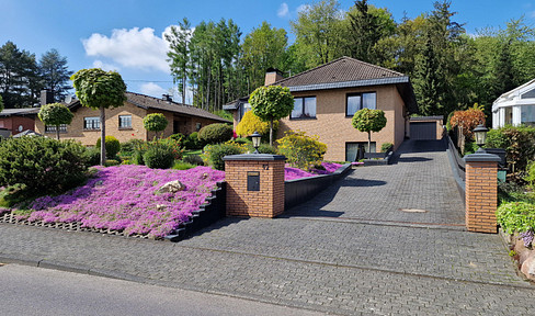 Exclusive bungalow in Königswinter: Includes home office, stunning views, and beautiful sunsets.