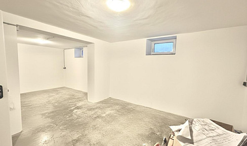 Storage room / hobby room with electricity.