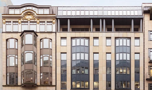 Modern office space available for sublease in a prime downtown location in Hamburg.