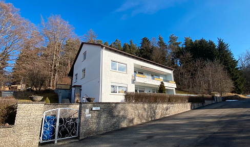 *Commission-free* house with a separate apartment, *excellent location/ close to nature/ located on a cul-de-sac*.