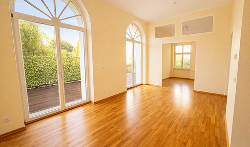 224 m² apartment with a house-like feel, divisible into separate units, high ceilings, terrace, garden, carport, and fireplace.
