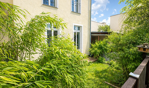 Elegant, high-floor apartment with a terrace, fireplace, and carport, located in a quiet area.
