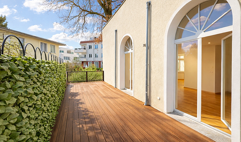 Elegant, high-floor apartment with a terrace, fireplace, and carport, located in a quiet area.