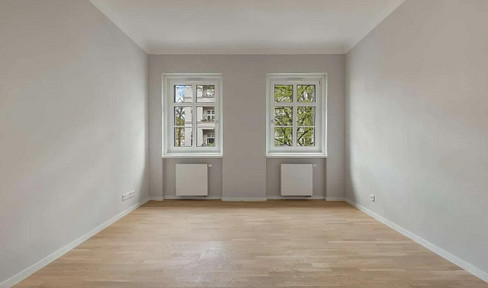 Exklusive, komplett sanierte 2,5-Zimmer-Wohnung mit Balkon und Einbauküche in Tempelhof