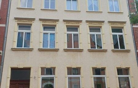 3-room apartment, like new, with fitted kitchen, garden, historic doors, quiet location near the city center, suitable for shared living.