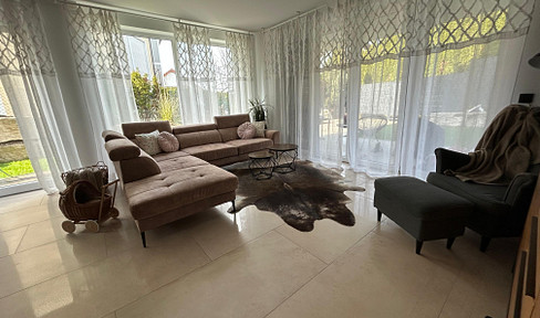 Spacious and bright 3.5-room apartment with garden and fireplace.