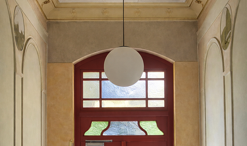 Bright, 4-room apartment in an impressive, historic villa.