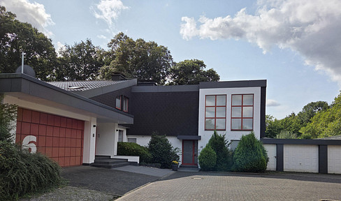 Representative villa, located DIRECTLY NEXT TO THE FOREST, in a cul-de-sac, with a south-facing orientation, in Gladbeck Rentfort Nord.