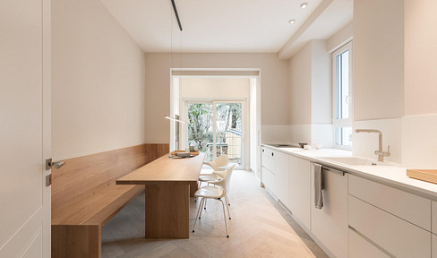 Stylish gem with a garden: Masterfully renovated historic building with exclusive features.