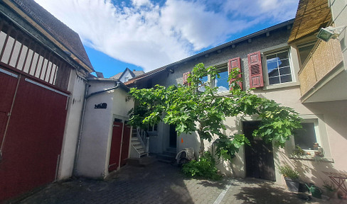 2-room apartment in the old town, with courtyard access.