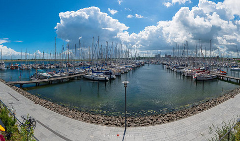 Luxury apartment with a panoramic view of the marina, spread over two levels.