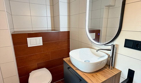 Sanierte, vermietete Dachgeschosswohnung mit Aufzug, Klimaanlage und Einbauküche