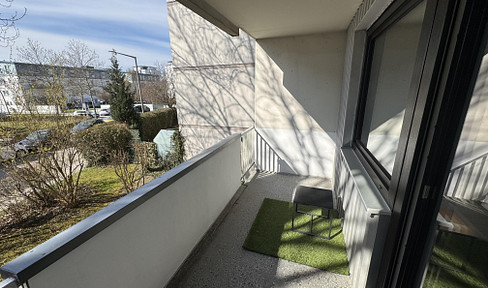 Quiet 1-bedroom apartment with a west-facing balcony and fitted kitchen.