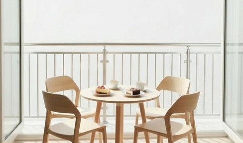 4 Zimmer, Kamin, 2 Bäder, großer Balkon, z.T. Weitblick