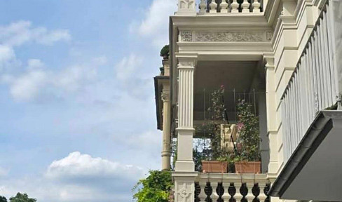 "Bright, 2.5-room apartment with balcony and garden, located in a central area."