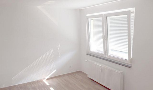 Beautiful, bright 2-room apartment with fitted kitchen, balcony, and parking space in Konstanz.